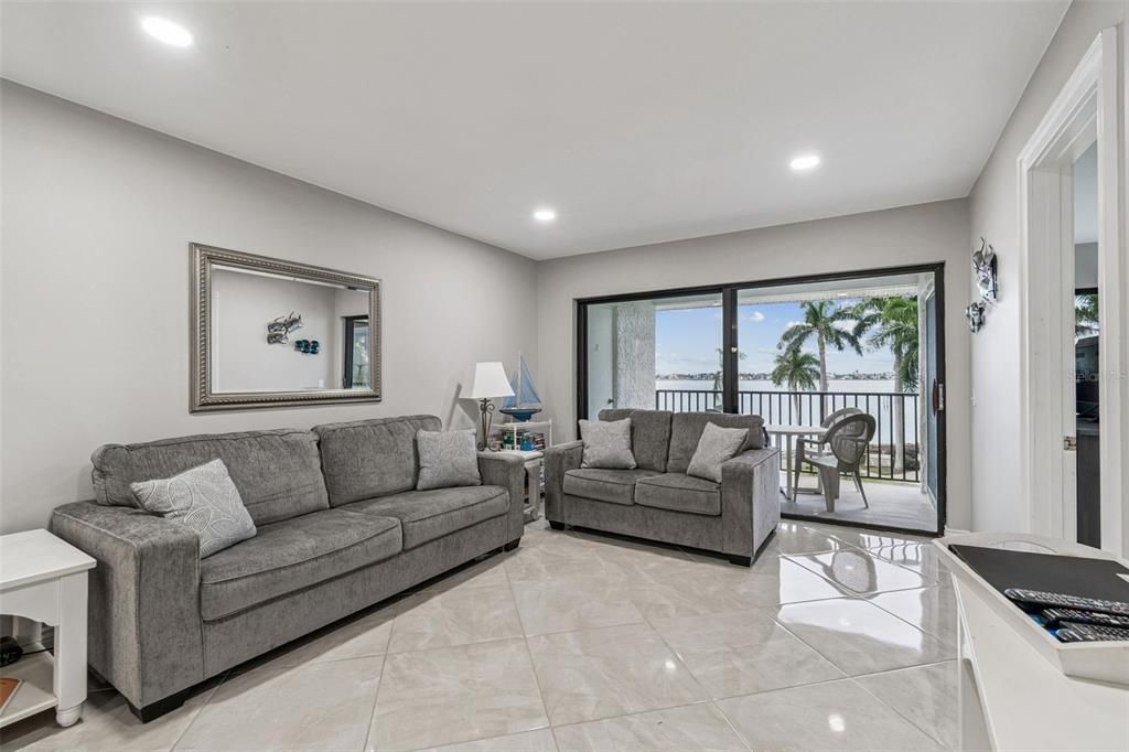 待售: $468,500 (2 贝兹, 2 浴室, 890 平方英尺)