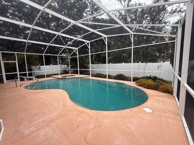 合同活跃: $415,900 (3 贝兹, 2 浴室, 1735 平方英尺)