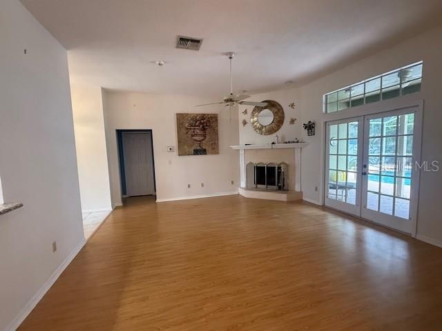 合同活跃: $415,900 (3 贝兹, 2 浴室, 1735 平方英尺)