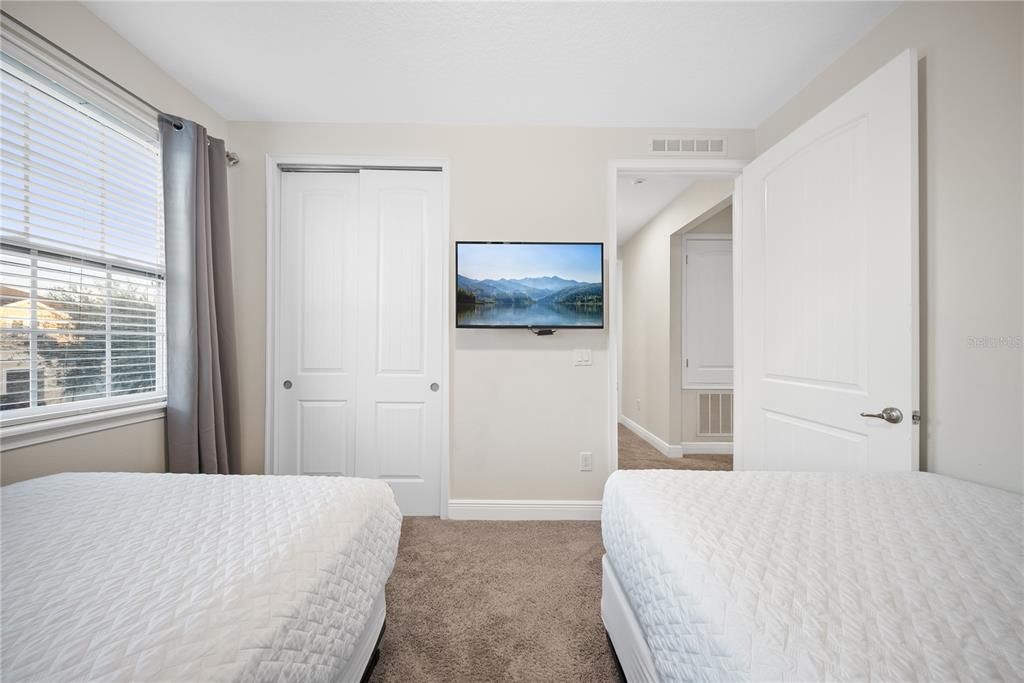 For Sale: $900,000 (9 beds, 8 baths, 4630 Square Feet)