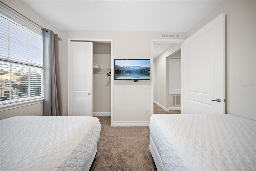 For Sale: $900,000 (9 beds, 8 baths, 4630 Square Feet)