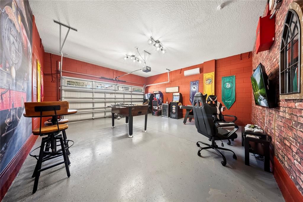 For Sale: $900,000 (9 beds, 8 baths, 4630 Square Feet)