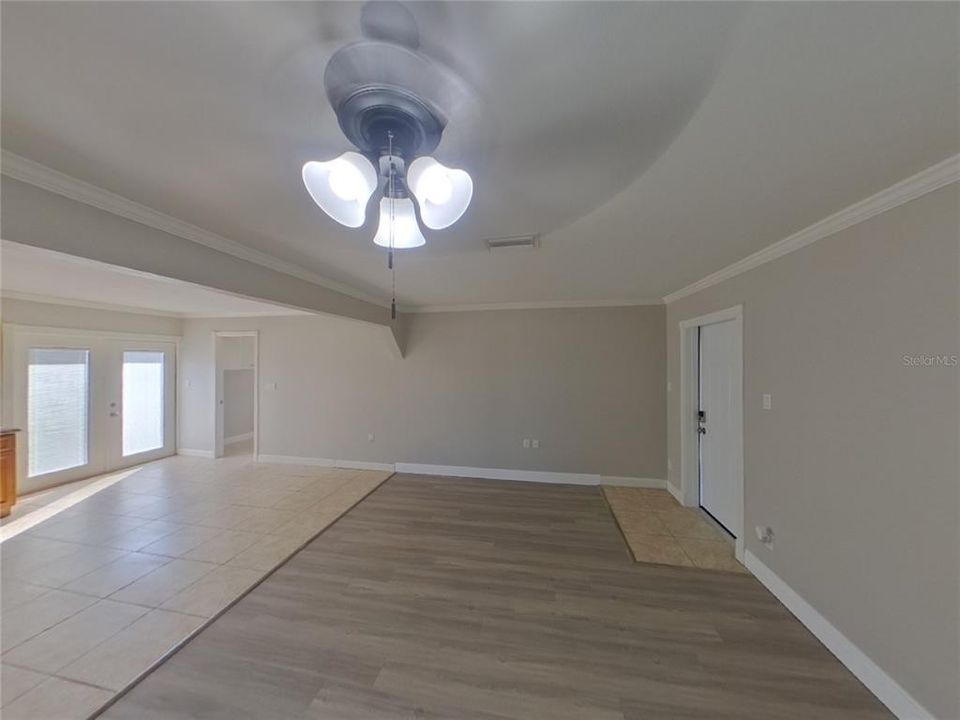 Под контрактом: $1,989 (2 спален, 1 ванн, 1141 Квадратных фут)