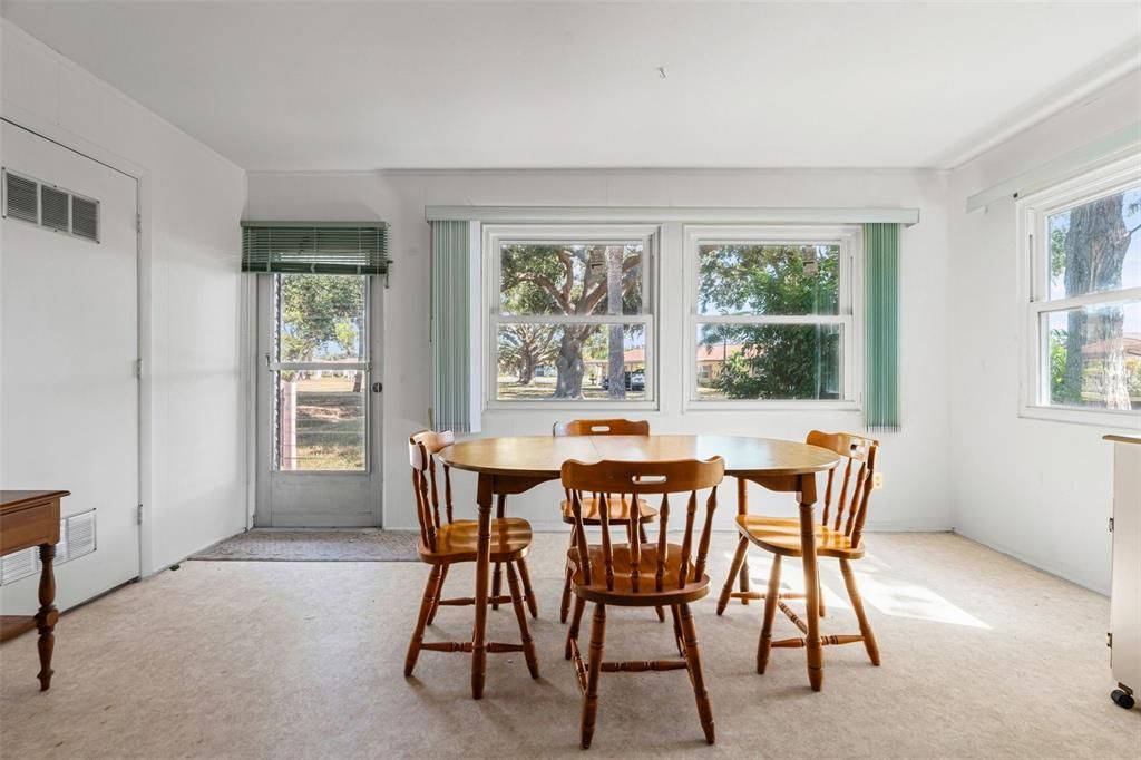 For Sale: $170,000 (2 beds, 2 baths, 1258 Square Feet)