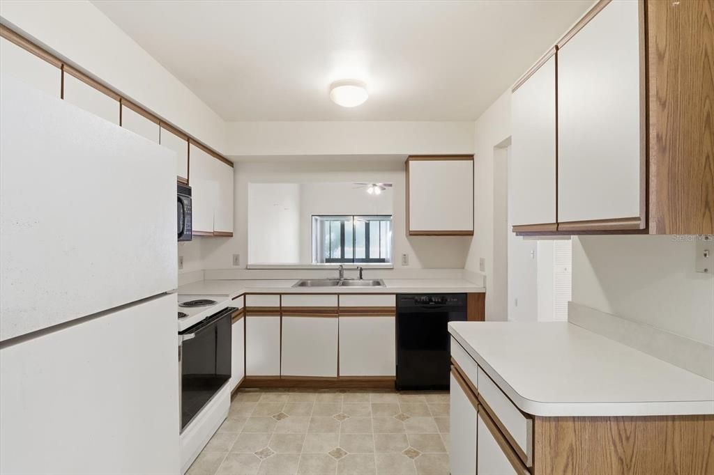 待售: $174,900 (2 贝兹, 2 浴室, 973 平方英尺)