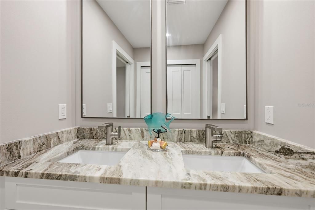 Под контрактом: $695,000 (2 спален, 2 ванн, 1150 Квадратных фут)