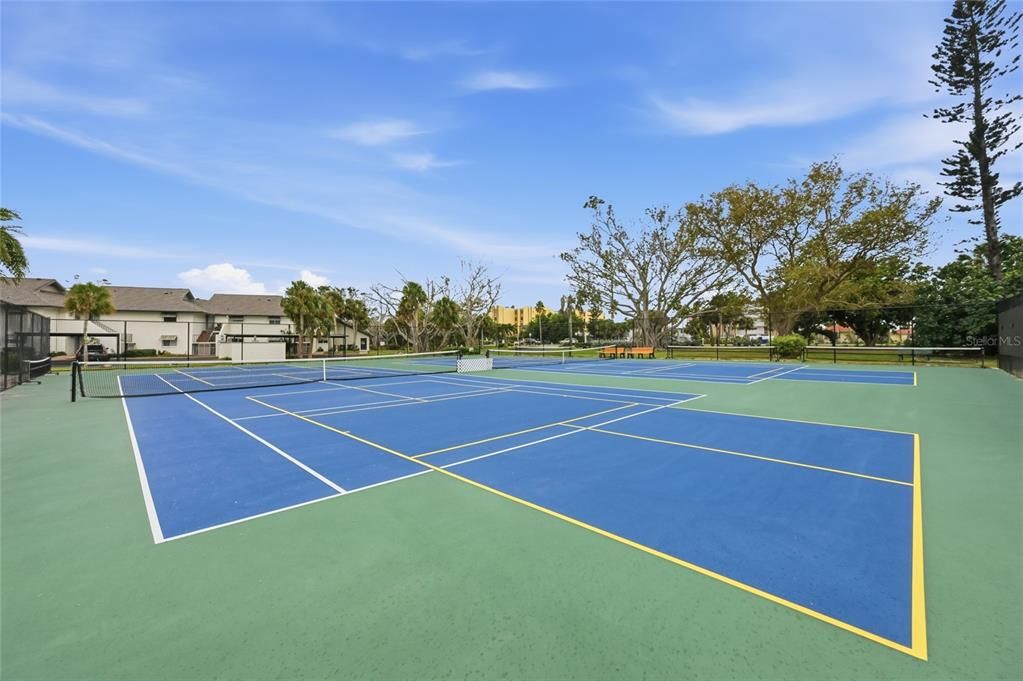 Под контрактом: $695,000 (2 спален, 2 ванн, 1150 Квадратных фут)