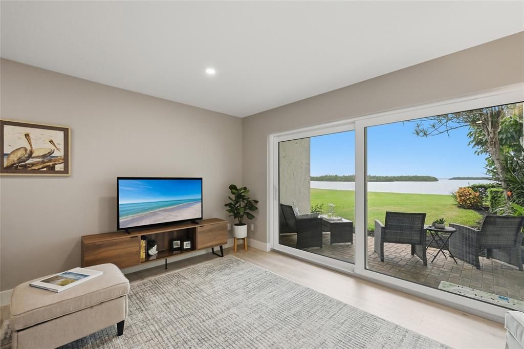 Под контрактом: $695,000 (2 спален, 2 ванн, 1150 Квадратных фут)