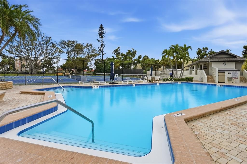 Под контрактом: $695,000 (2 спален, 2 ванн, 1150 Квадратных фут)