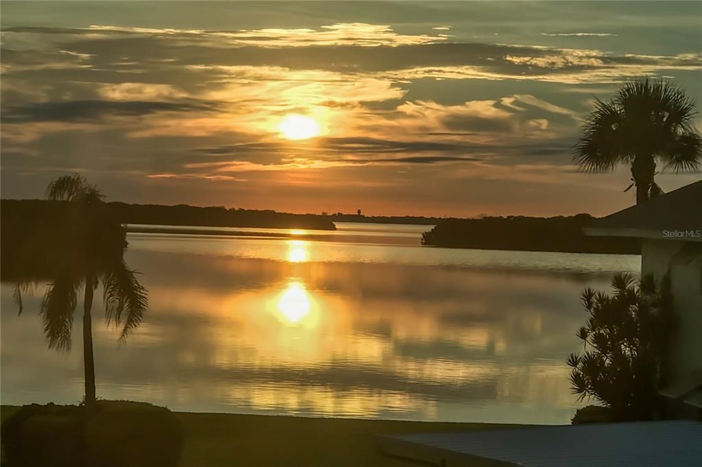 Под контрактом: $695,000 (2 спален, 2 ванн, 1150 Квадратных фут)