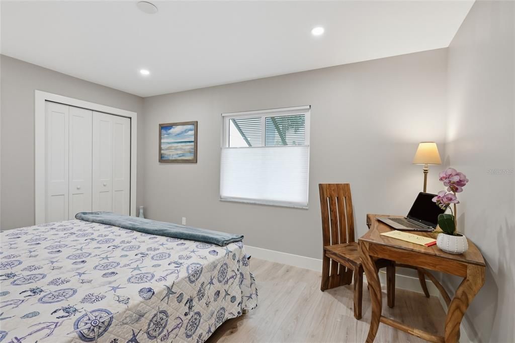 Под контрактом: $695,000 (2 спален, 2 ванн, 1150 Квадратных фут)