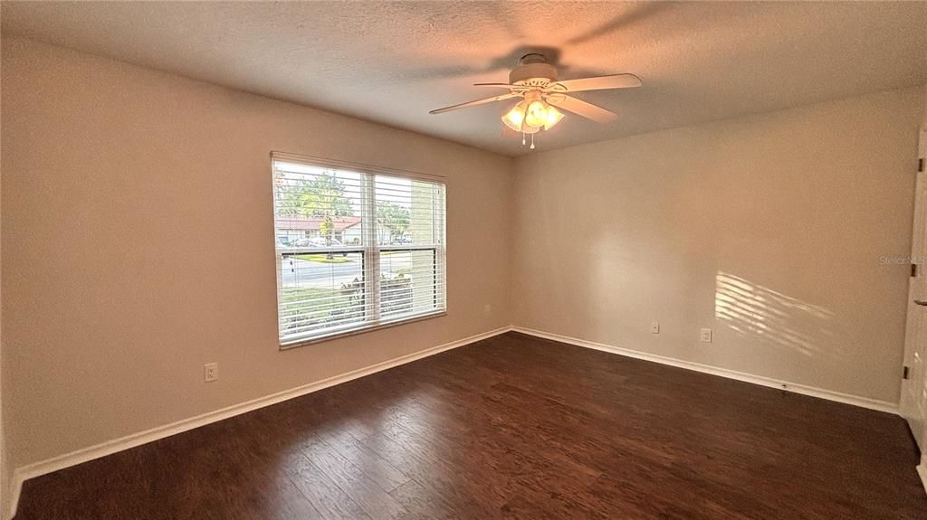 合同活跃: $3,045 (3 贝兹, 2 浴室, 2323 平方英尺)