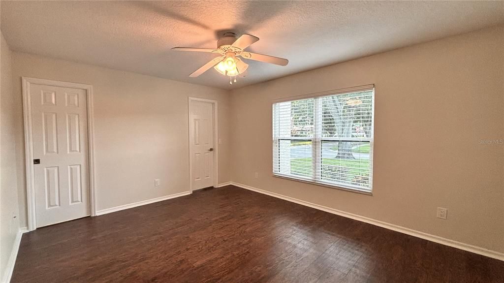 合同活跃: $3,045 (3 贝兹, 2 浴室, 2323 平方英尺)