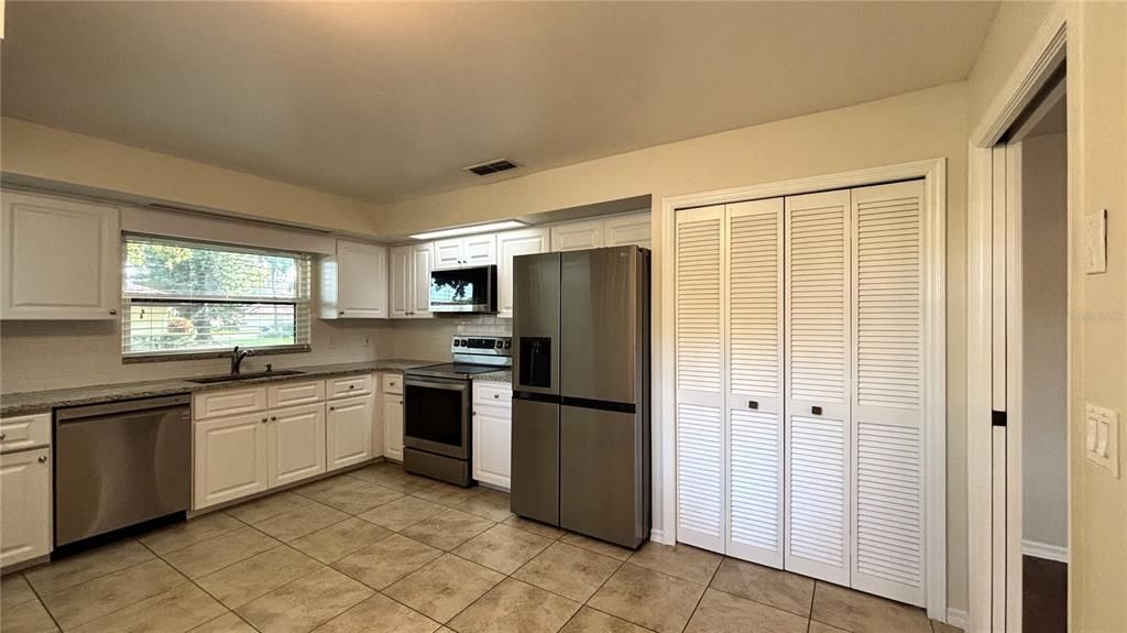 合同活跃: $3,045 (3 贝兹, 2 浴室, 2323 平方英尺)