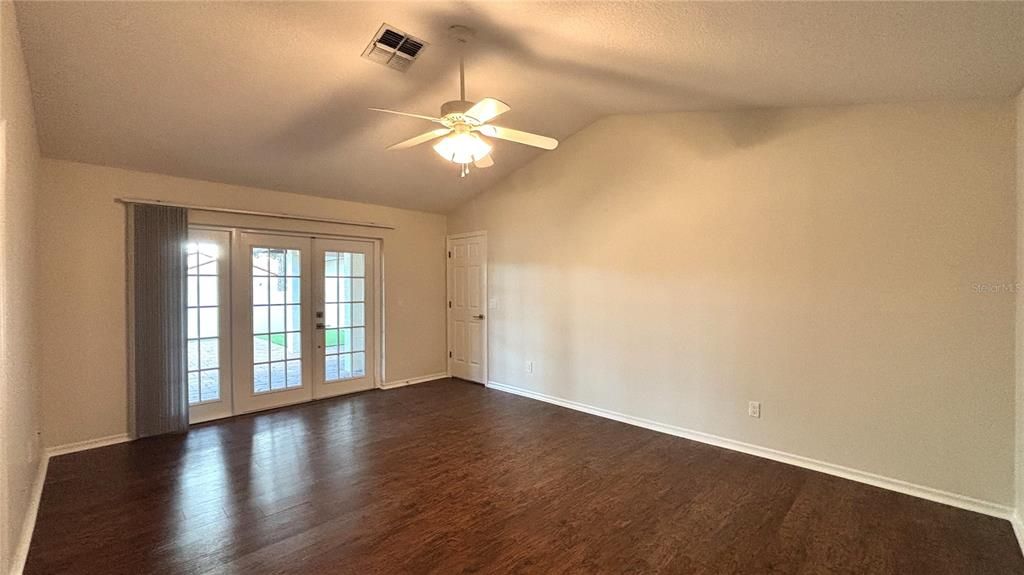 合同活跃: $3,045 (3 贝兹, 2 浴室, 2323 平方英尺)