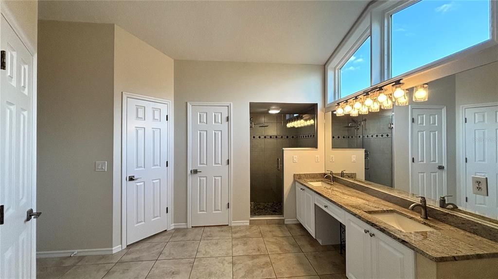 合同活跃: $3,045 (3 贝兹, 2 浴室, 2323 平方英尺)