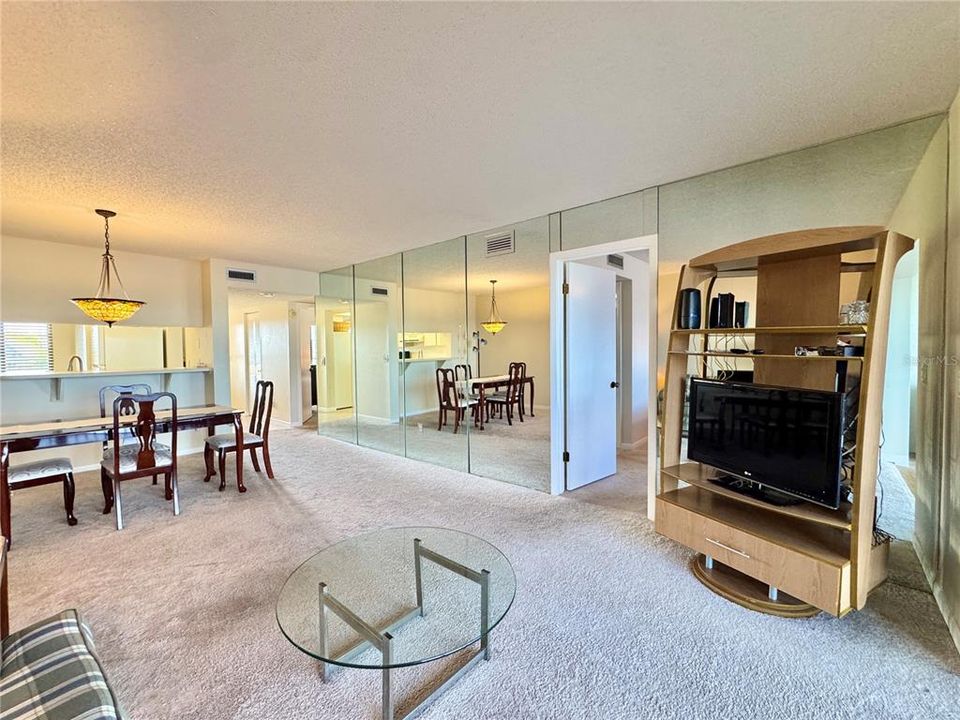 For Rent: $1,800 (2 beds, 2 baths, 1025 Square Feet)