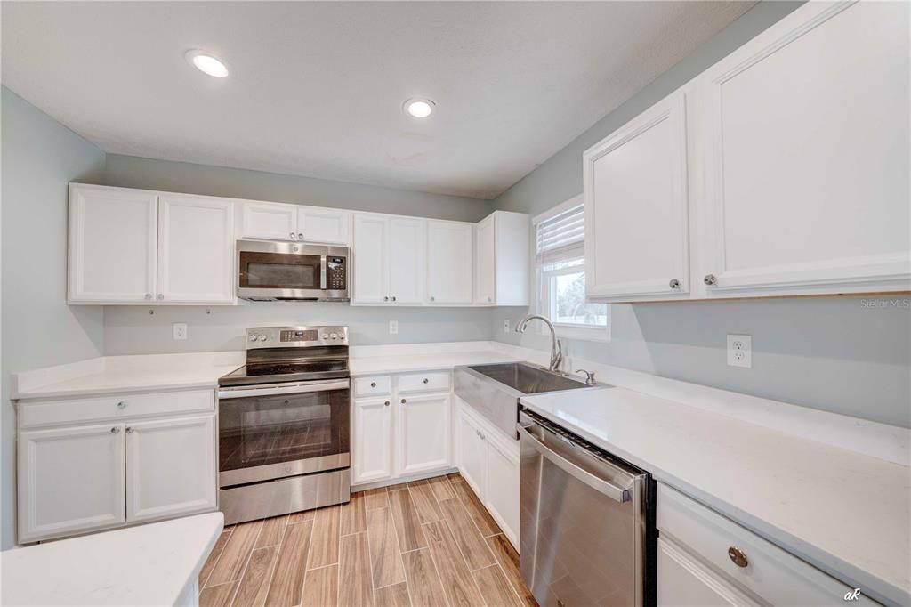 На продажу: $360,000 (4 спален, 3 ванн, 1802 Квадратных фут)