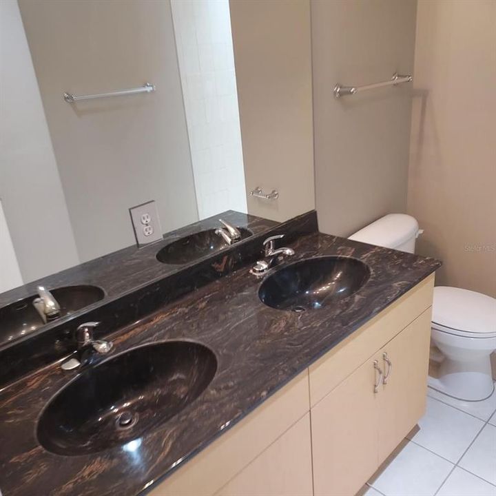 出租: $2,400 (12 贝兹, 12 浴室, 2881 平方英尺)