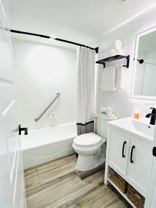 For Sale: $160,000 (1 beds, 1 baths, 308 Square Feet)