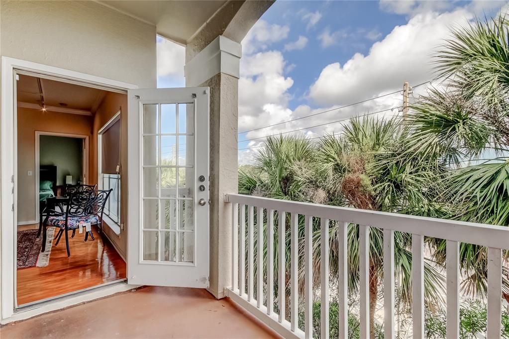 For Sale: $230,000 (2 beds, 2 baths, 1010 Square Feet)