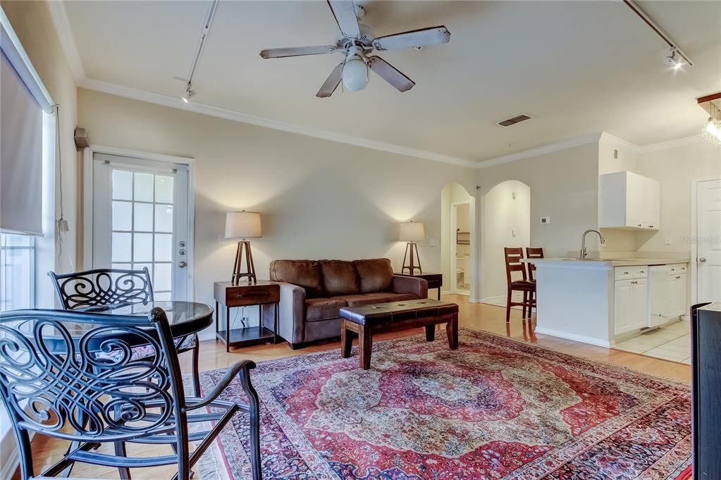 For Sale: $230,000 (2 beds, 2 baths, 1010 Square Feet)