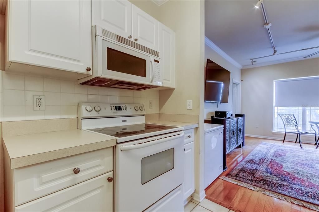 For Sale: $230,000 (2 beds, 2 baths, 1010 Square Feet)