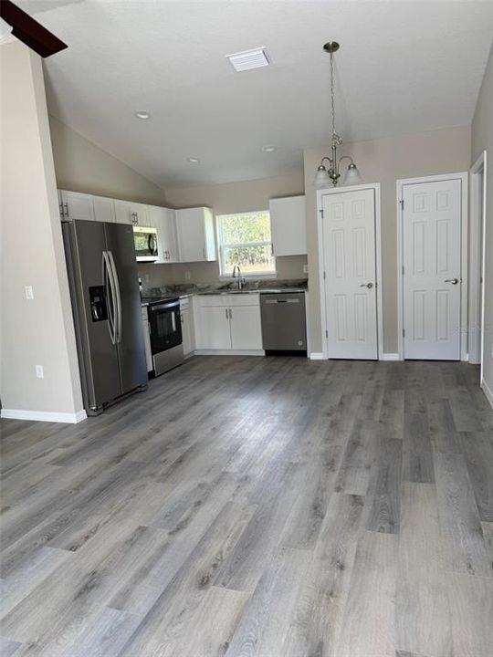 出租: $1,350 (3 贝兹, 2 浴室, 1000 平方英尺)