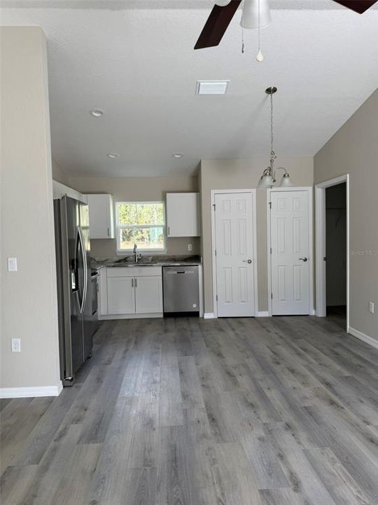 出租: $1,350 (3 贝兹, 2 浴室, 1000 平方英尺)