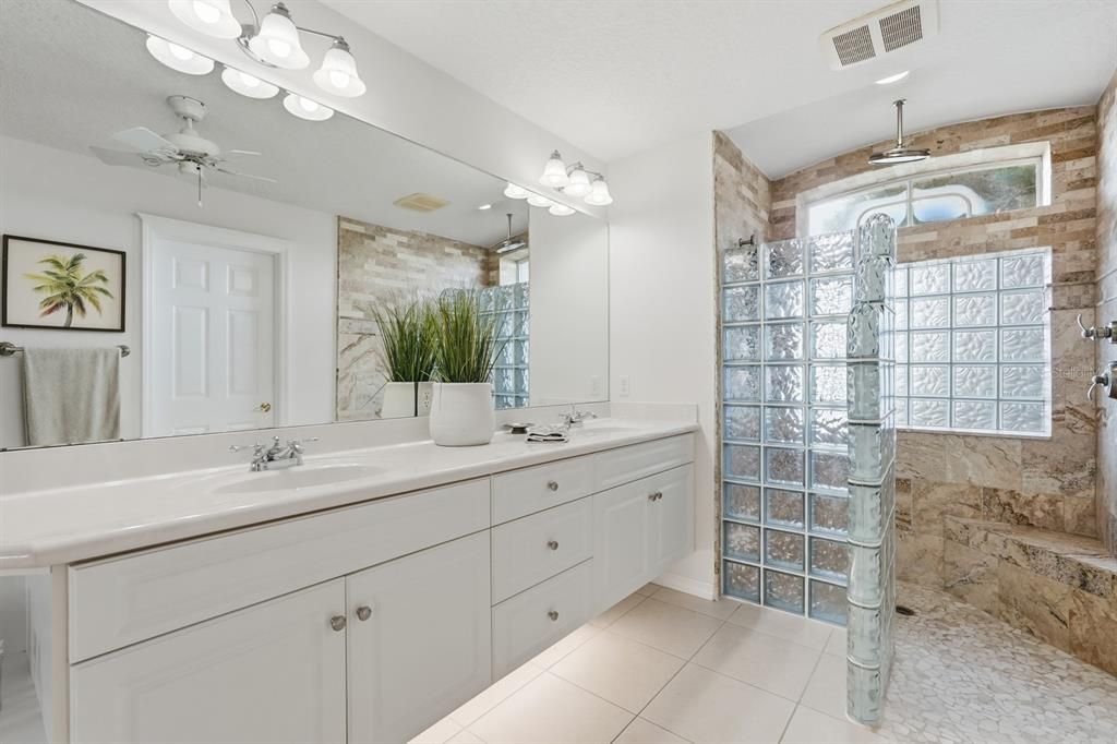 待售: $870,000 (4 贝兹, 2 浴室, 2364 平方英尺)