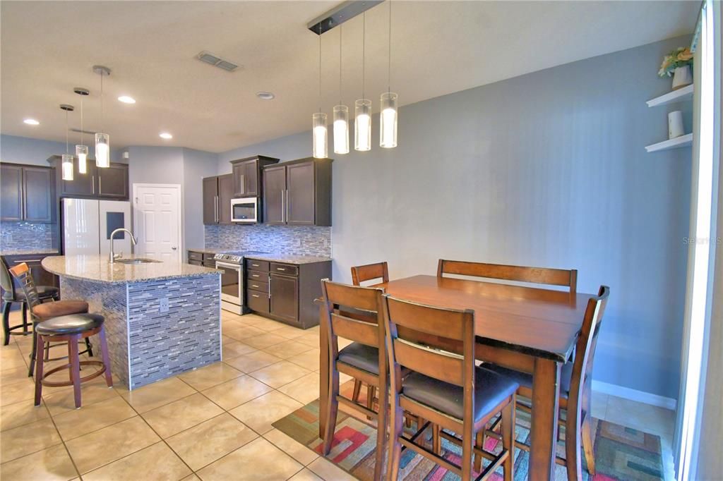 En Venta: $385,000 (4 camas, 2 baños, 2612 Pies cuadrados)