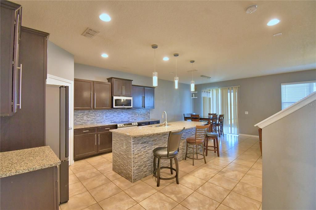 En Venta: $385,000 (4 camas, 2 baños, 2612 Pies cuadrados)