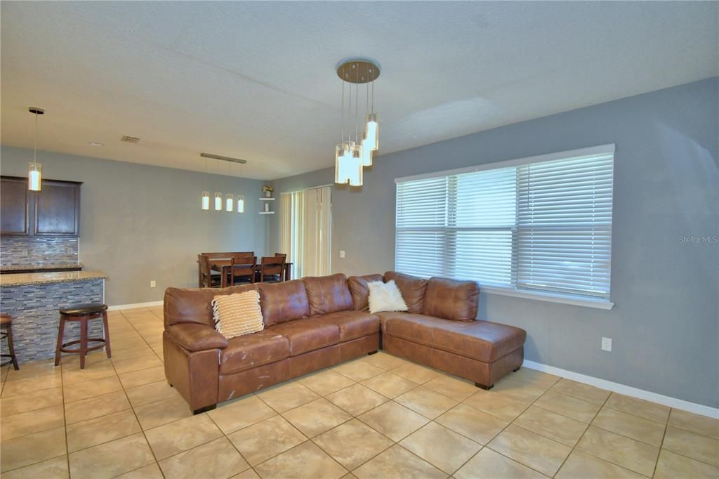 En Venta: $385,000 (4 camas, 2 baños, 2612 Pies cuadrados)