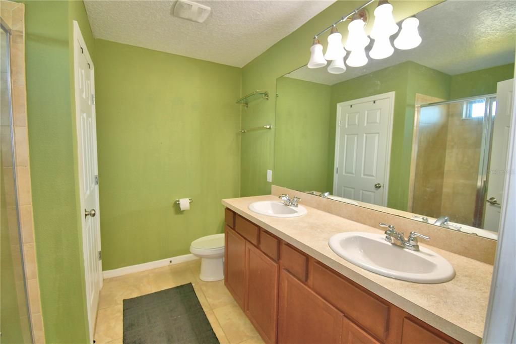 En Venta: $385,000 (4 camas, 2 baños, 2612 Pies cuadrados)