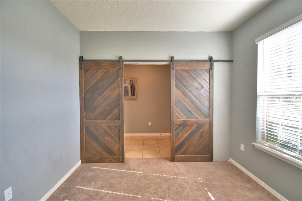 En Venta: $385,000 (4 camas, 2 baños, 2612 Pies cuadrados)