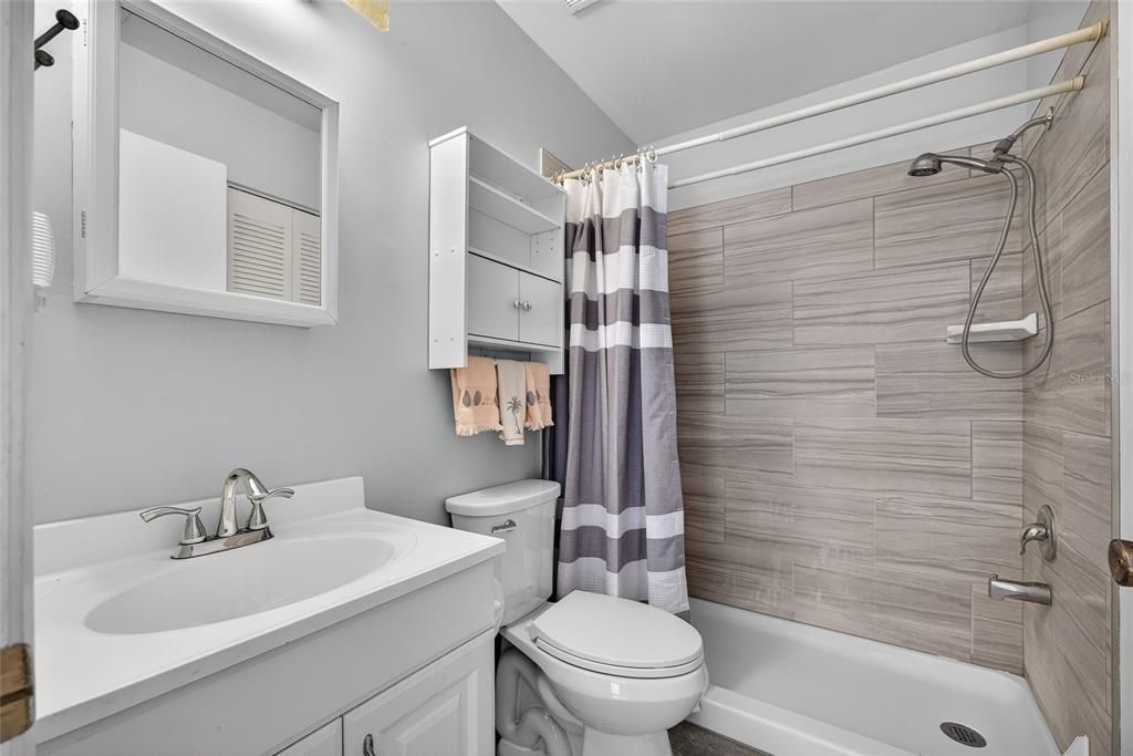 Active With Contract: $199,000 (2 beds, 2 baths, 888 Square Feet)