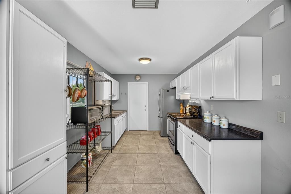 Active With Contract: $199,000 (2 beds, 2 baths, 888 Square Feet)