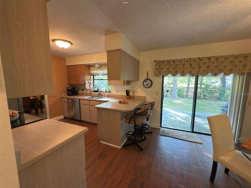 Active With Contract: $335,000 (3 beds, 2 baths, 1500 Square Feet)