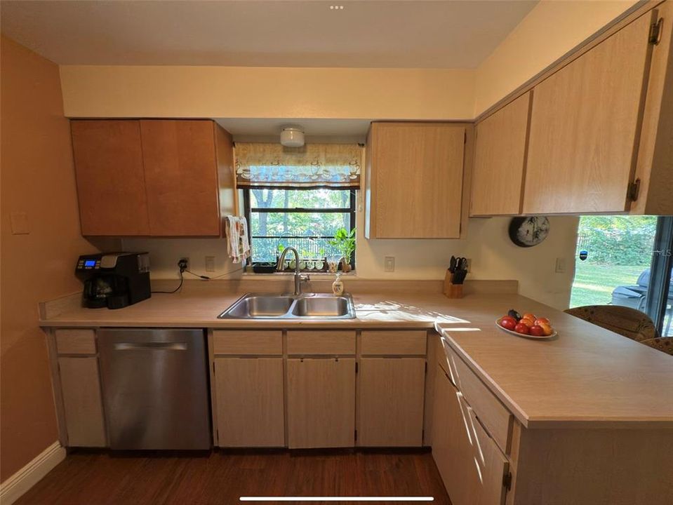 Active With Contract: $335,000 (3 beds, 2 baths, 1500 Square Feet)