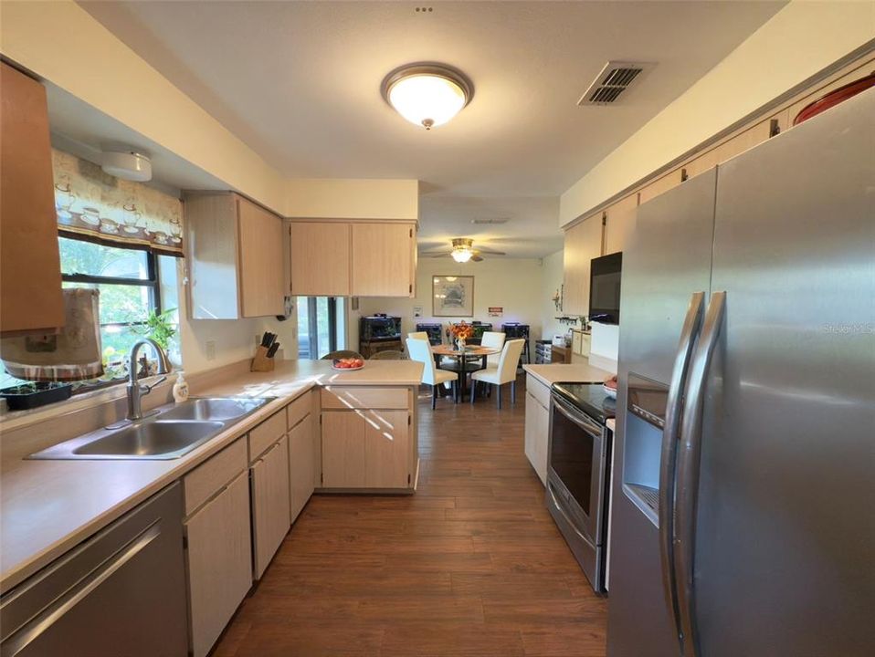 Active With Contract: $335,000 (3 beds, 2 baths, 1500 Square Feet)