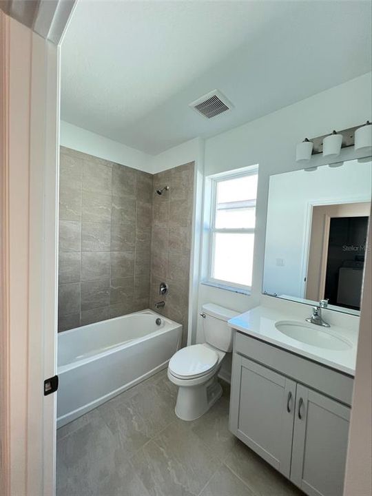 合同活跃: $259,990 (3 贝兹, 2 浴室, 1530 平方英尺)