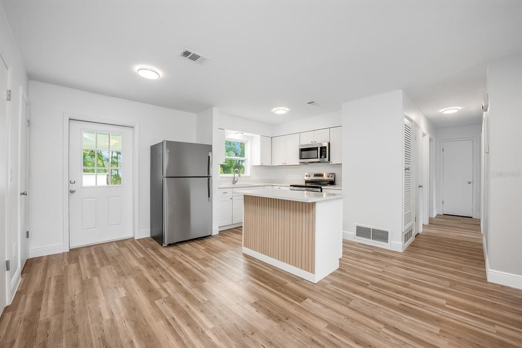 For Sale: $325,000 (3 beds, 1 baths, 1300 Square Feet)