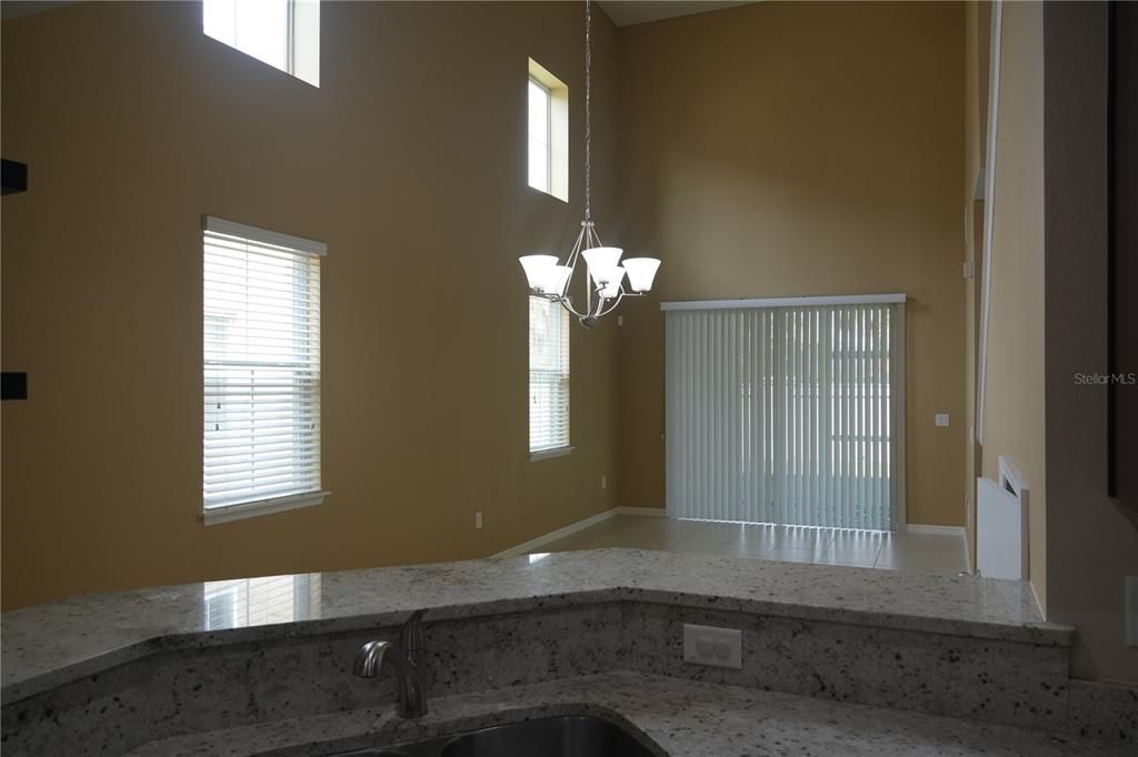 Activo con contrato: $2,300 (3 camas, 2 baños, 1860 Pies cuadrados)