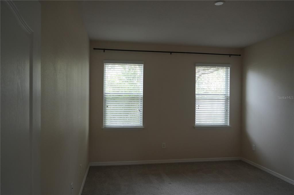 Activo con contrato: $2,300 (3 camas, 2 baños, 1860 Pies cuadrados)