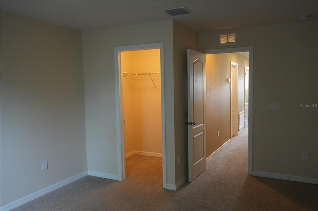 Activo con contrato: $2,300 (3 camas, 2 baños, 1860 Pies cuadrados)