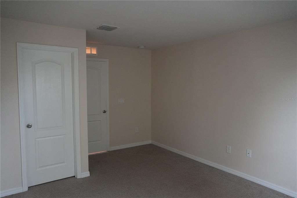 Activo con contrato: $2,300 (3 camas, 2 baños, 1860 Pies cuadrados)