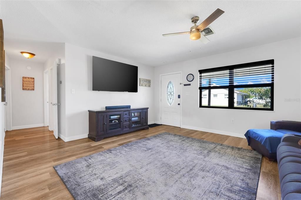 For Sale: $374,900 (2 beds, 2 baths, 1420 Square Feet)