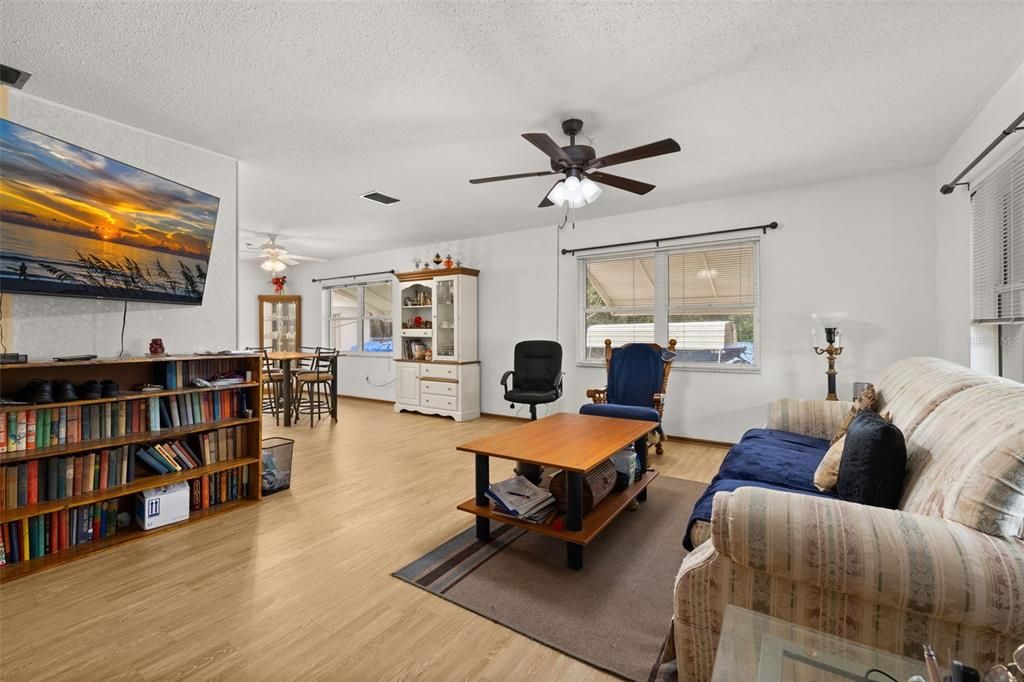 For Sale: $309,000 (3 beds, 2 baths, 1673 Square Feet)