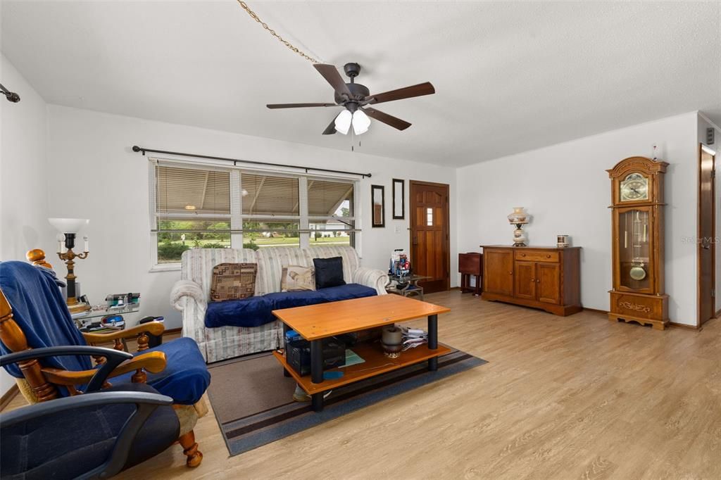 For Sale: $309,000 (3 beds, 2 baths, 1673 Square Feet)