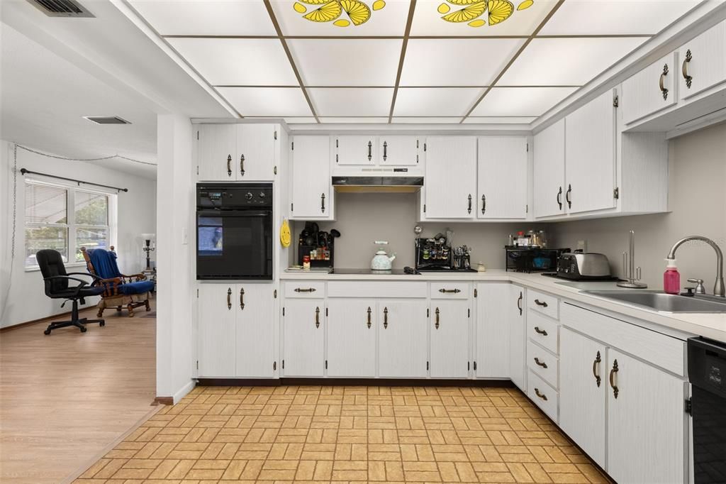 For Sale: $309,000 (3 beds, 2 baths, 1673 Square Feet)